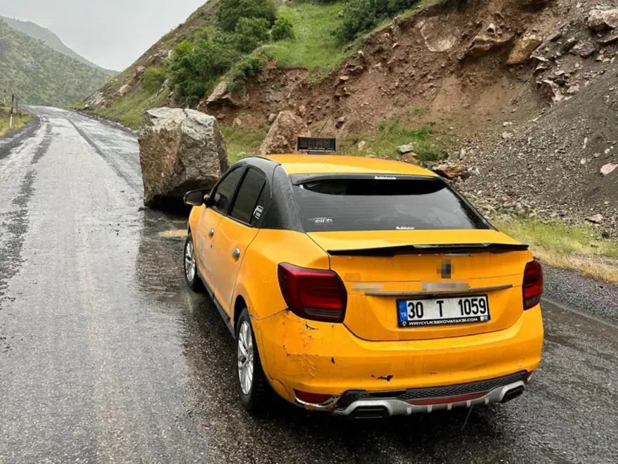 Dağdankopan kaya parçası yola düştü, taksi şoförü ve yolcuları son anda kurtuldu 2 Dağdankopan kaya parçası yola düştü, taksi şoförü ve yolcuları son anda kurtuldu 2