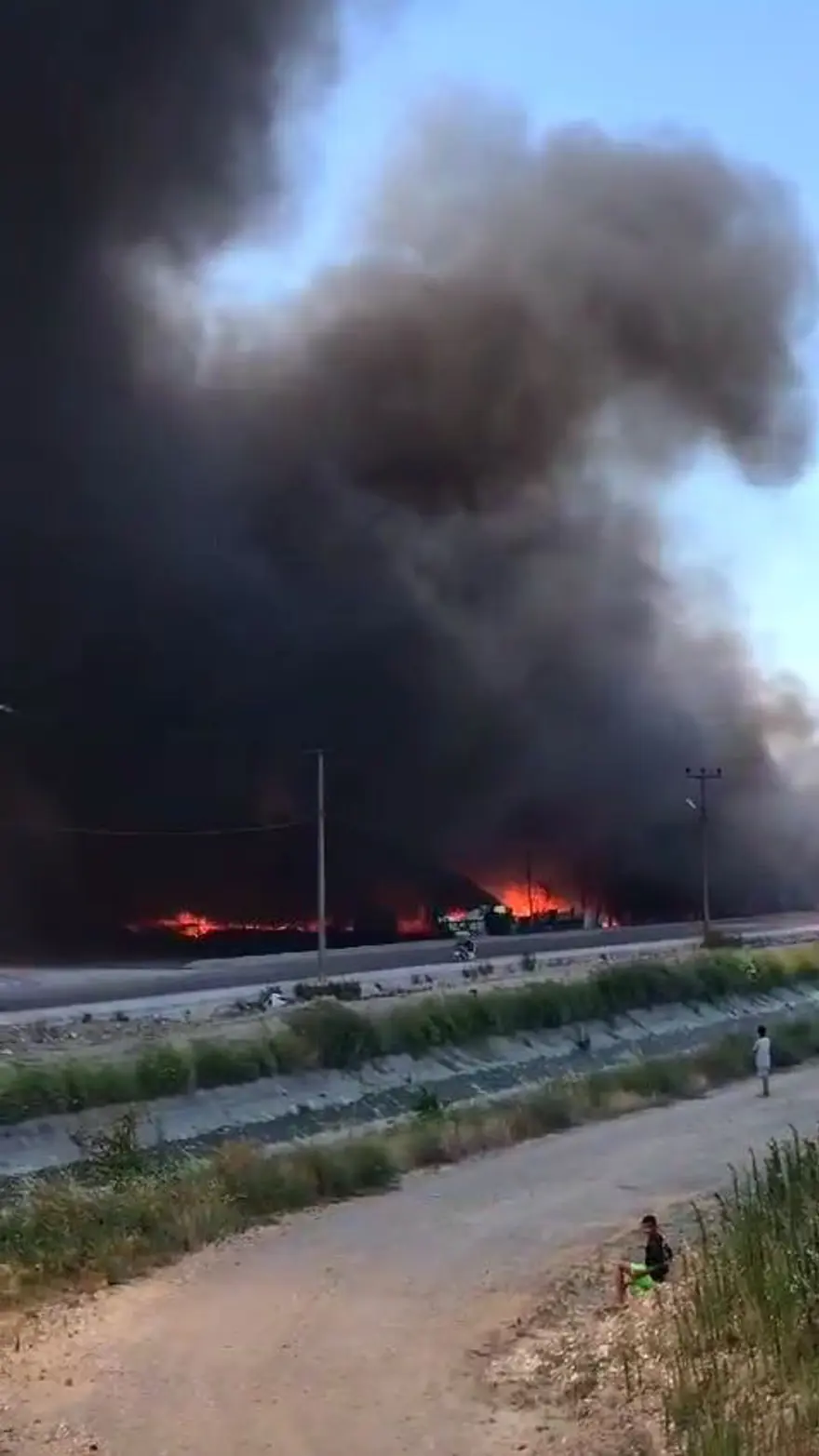 Bursa'da geri dönüşüm deposunda yangın: Gökyüzünü dumanlar kapladı 6