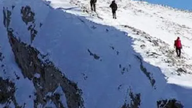 Sigara içen öğrencilerini dağ başında bıraktı