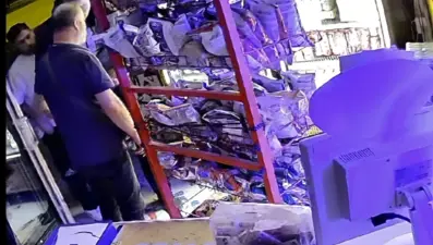 Saat22.00’den sonra alkollü içki satmadı, burnunu kırdılar