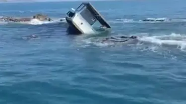 Balıkçı teknesi kayalıklara çarptı