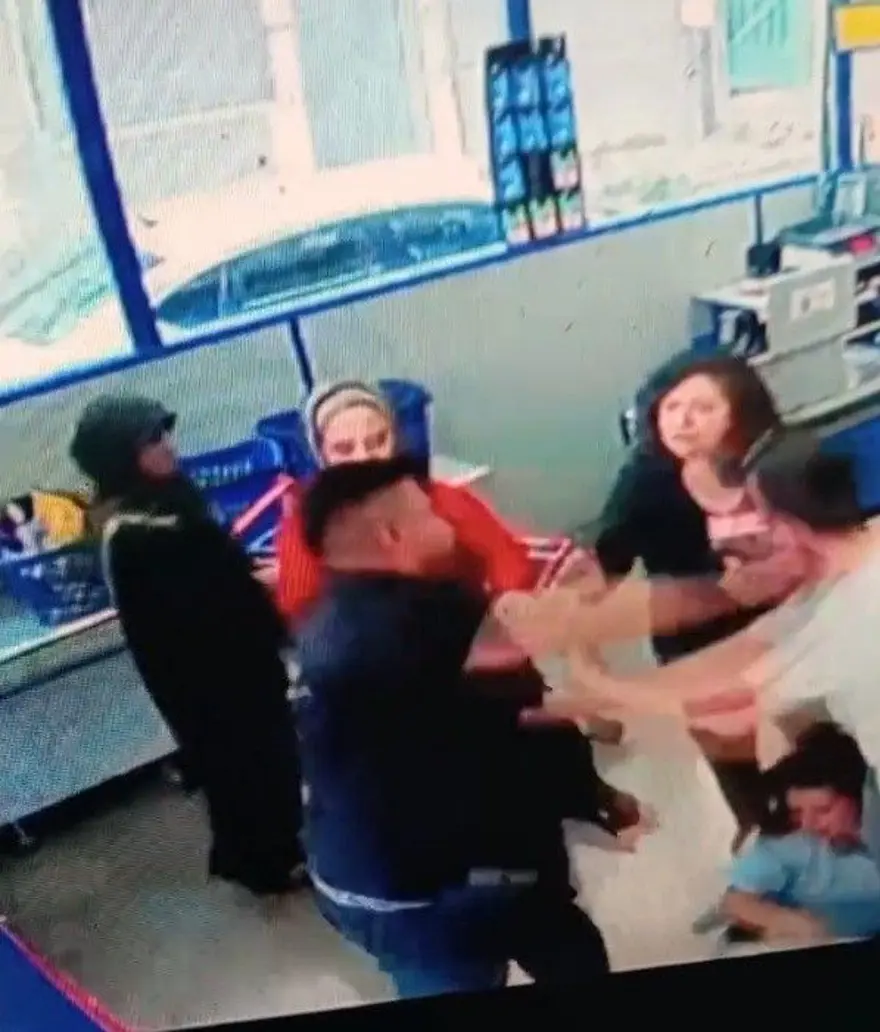Markette dehşet anları: Kadını saçlarından tutup yerde yumrukladı 1 Markette dehşet anları: Kadını saçlarından tutup yerde yumrukladı 1
