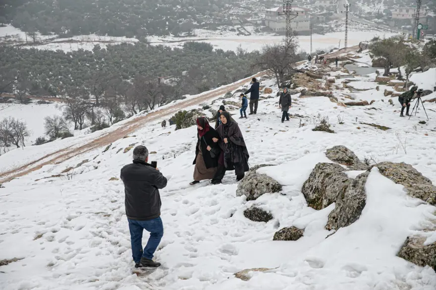 Hatay'da Gelinler Dağı Nekropol Alanı beyaza büründü 3