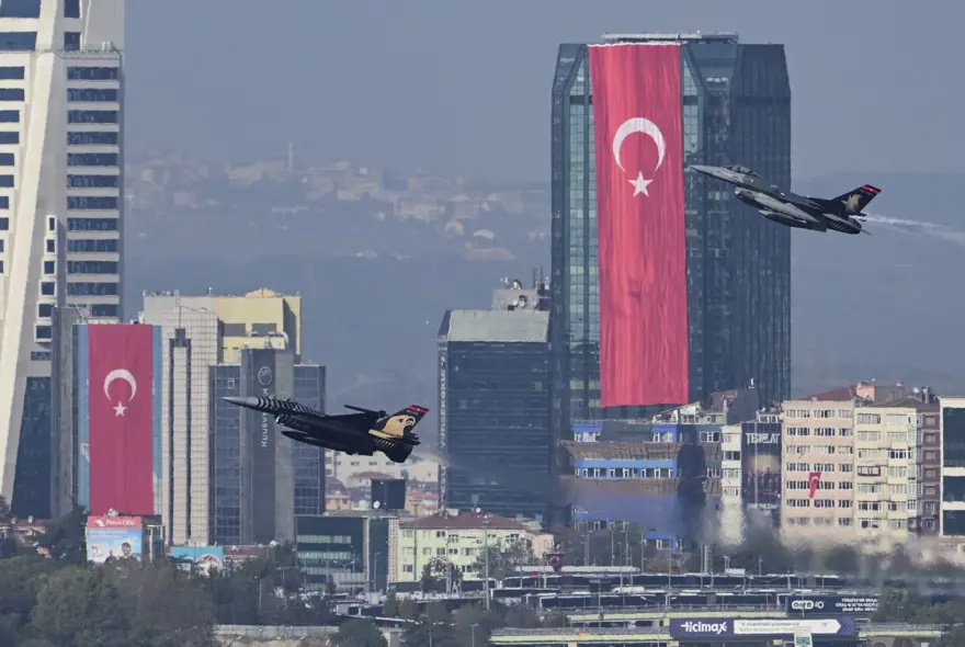 Türk Yıldızları ve SOLOTÜRK 100. yıl için İstanbul semalarında 7
