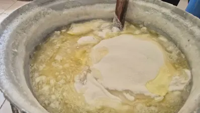 İftar sofralarının sevilen tatlısı: Yumurta akı, şeker ve suyla yapılıyor