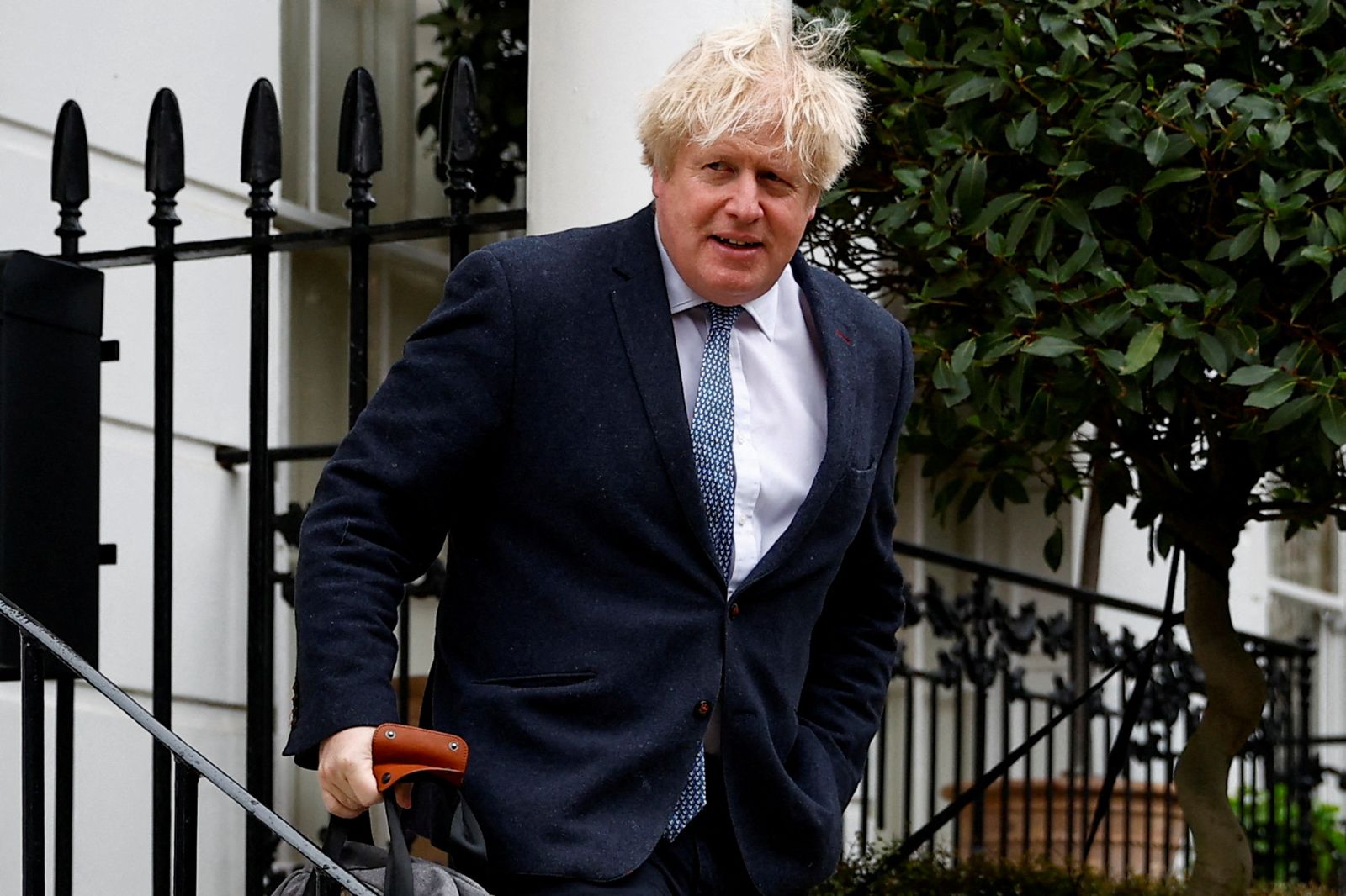 Eski İngiltere Başbakanı Johnson'dan aşı fabrikasına baskın planı
