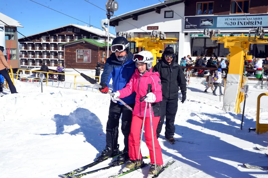 Uludağ'da kar beklenirken koyunlar pistlere indi Uludağ'da kar beklenirken koyunlar pistlere indi