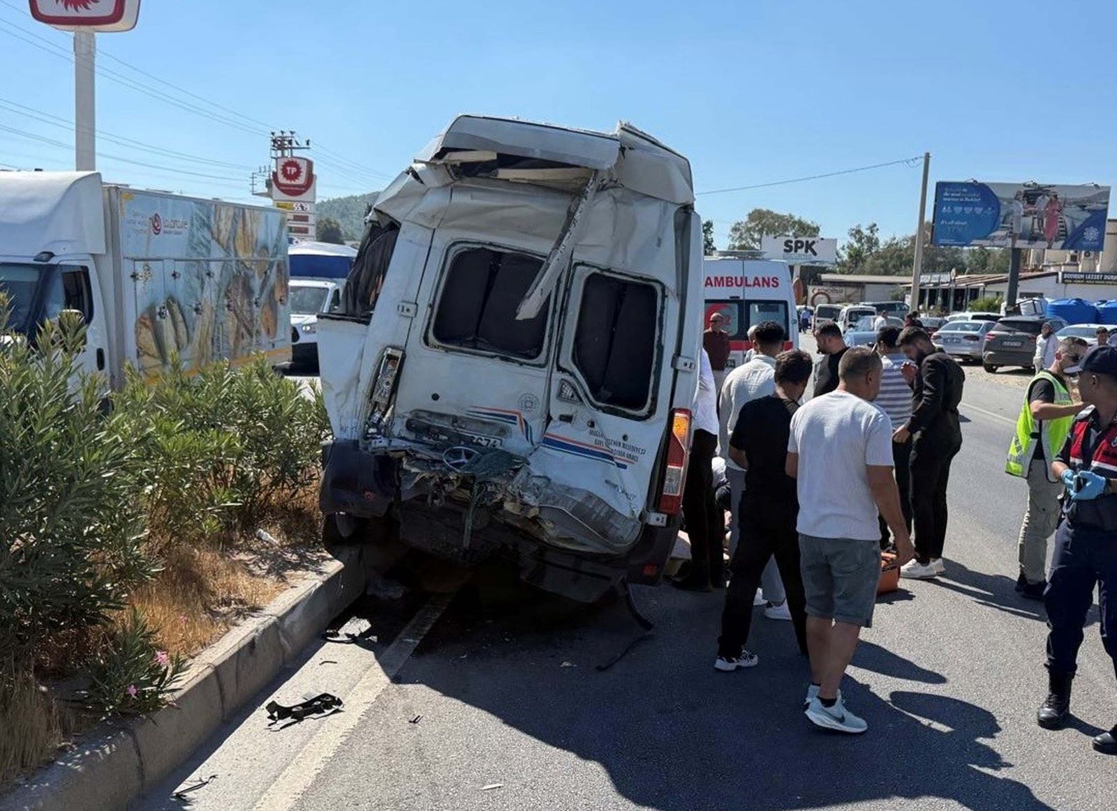 Minibüs ile çekici çarpıştı: 1 ölü, 10 yaralı