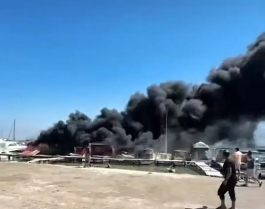 İzmir Urla'da tekne yangını: Kara dumanlar gökyüzünü kapladı 6