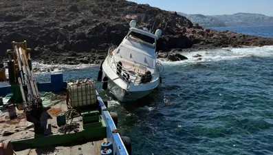 Bodrum'da motoryat, servis botuyla birlikte karaya vurdu