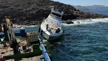 Bodrum'da motoryat, servis botuyla birlikte karaya vurdu