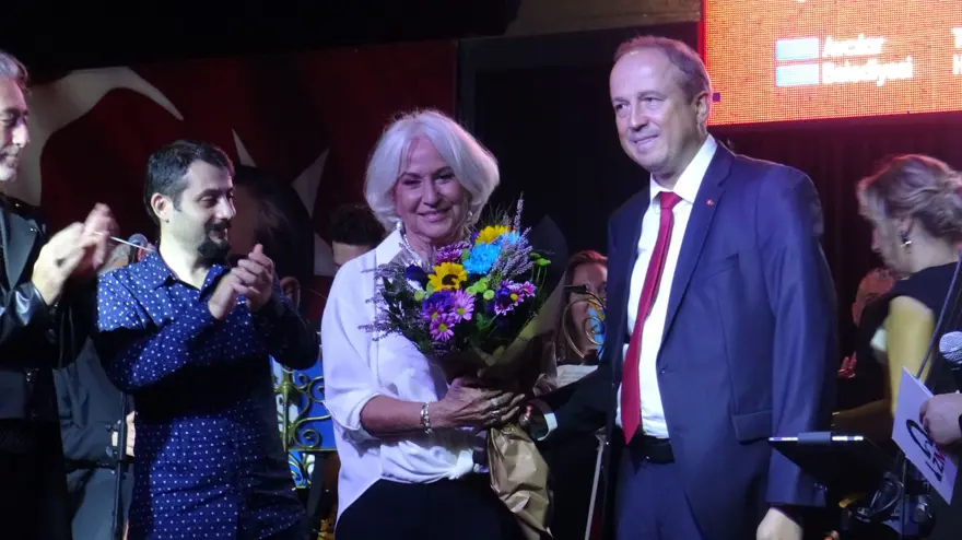 Barış Manço'nun 50 yıl önce bestelediği "2023 Marşı" sahneye taşındı 2