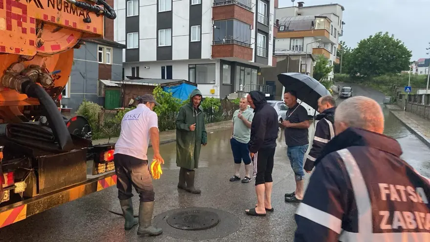 Şiddetli yağış sokakları göle çevirdi! Sel, su baskınları yaşanıyor, yağış gün boyu sürecek 2