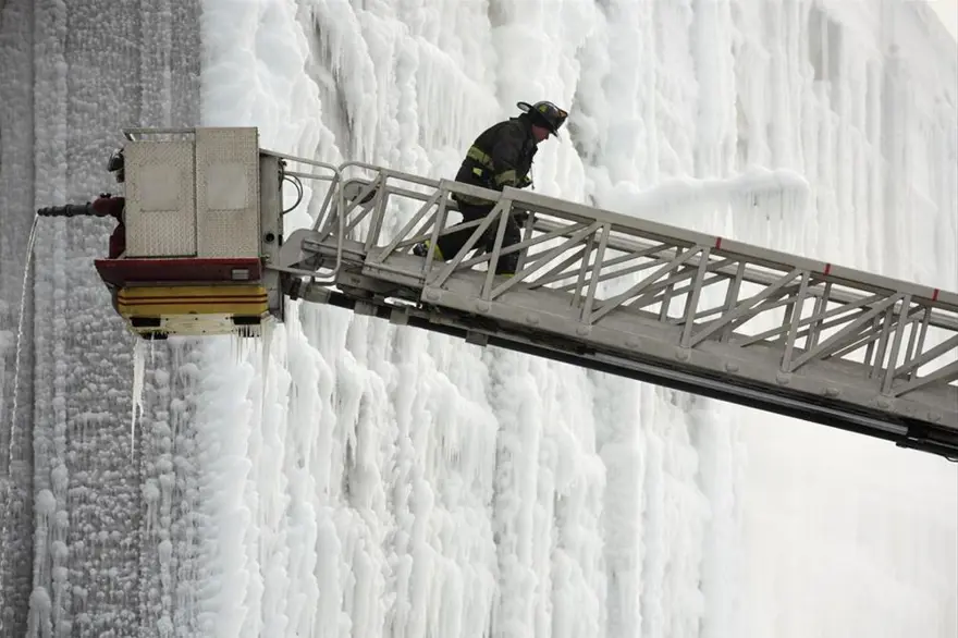 İtfaiyenin buzla mücadelesi 81