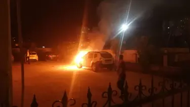 Gündüz bakım yaptırdığı otomobili akşam alev alev yandı
