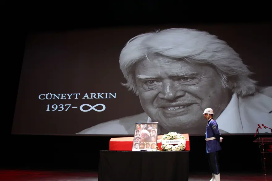 Cüneyt Arkın'ı binlerce kişi gözyaşlarıyla uğurladı 32 Cüneyt Arkın'ı binlerce kişi gözyaşlarıyla uğurladı 32