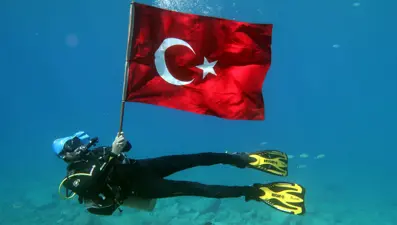 Fethiye'de dalgıçlar su altında Türk bayrağı açtı
