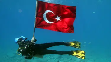 Fethiye'de dalgıçlar su altında Türk bayrağı açtı