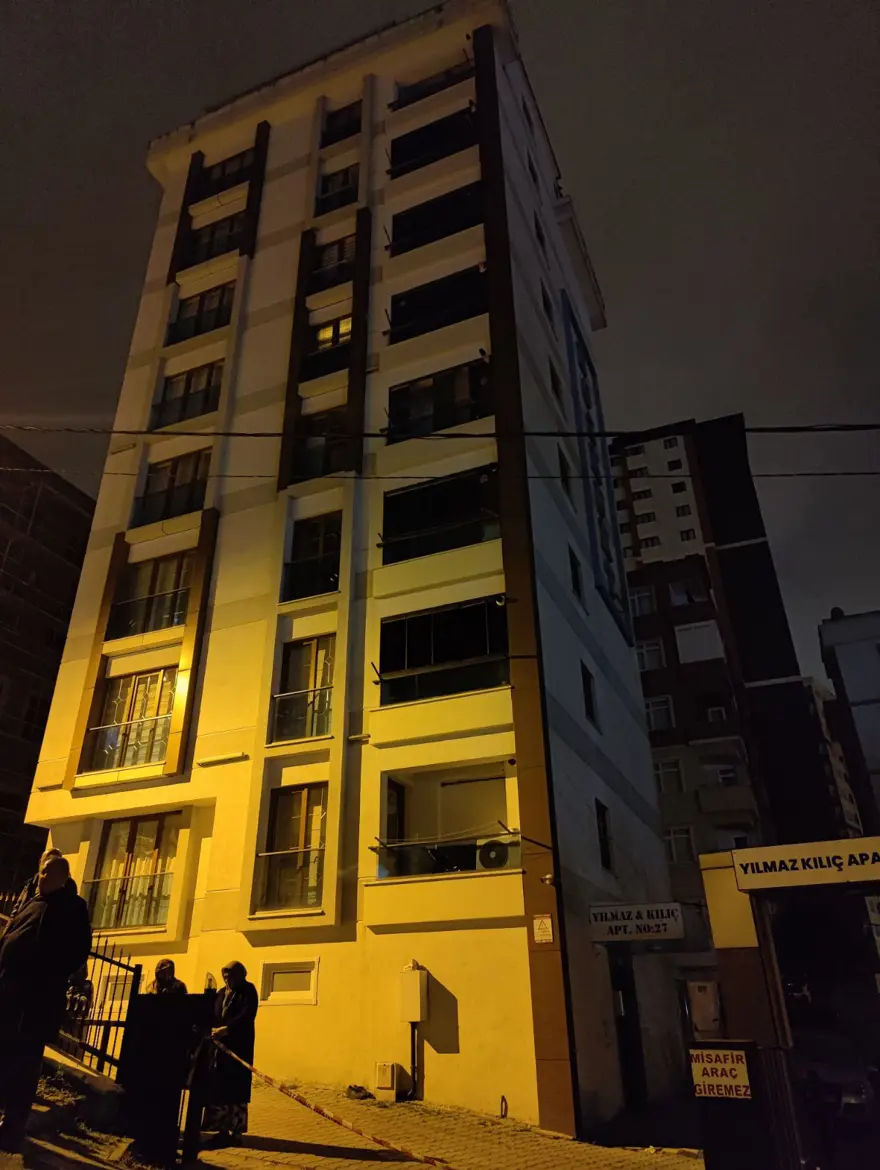 Kartal'da toprak kayması: Otomobil inşaatın temel çukuruna düştü 4