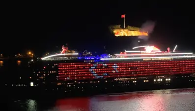 Boğazı Türk bayrağı ile geçti: Resilient Lady'den görsel şölen