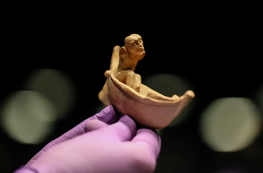 "Ölülerin kayıkçısı"nın heykelciği İzmir'de sergileniyor 2