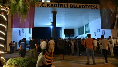 Osmaniye'de belediye binasına taşlı saldırı