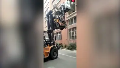 İki forklifti birlikte kullanmaya çalışmak