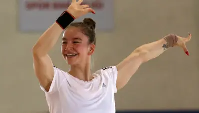 Milli cimnastikçi Ayşe Begüm Onbaşı dünya ikincisi oldu