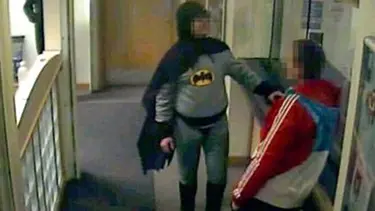 Batman arkadaşını teslim etti