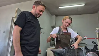 Çırak bulamadı, kızına öğretiyor:  UNESCO'lu usta sanatını yaşatmaya çalışıyor