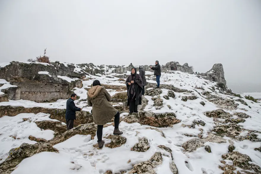Hatay'da Gelinler Dağı Nekropol Alanı beyaza büründü 2