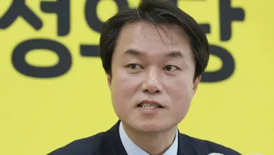 Güney Kore’de cinsiyet eşitliğini savunan partinin lideri tacizden dolayı istifa etti