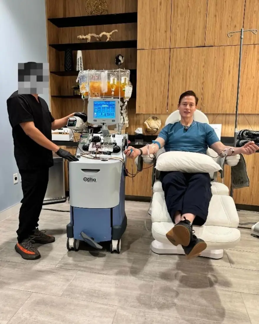 Ölmemek için yılda 2 milyon dolar harcıyor: Vücudundaki "sıvı altını" değiştirdi! 1 Ölmemek için yılda 2 milyon dolar harcıyor: Vücudundaki "sıvı altını" değiştirdi! 1