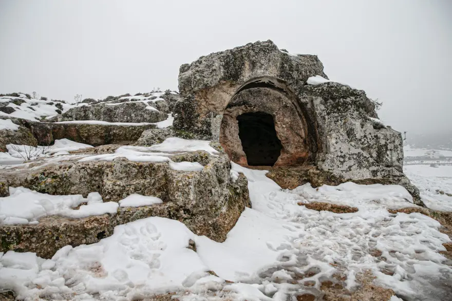 Hatay'da Gelinler Dağı Nekropol Alanı beyaza büründü 19
