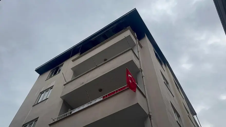Sinir krizi geçirip, evi ateşe verdi 3 Sinir krizi geçirip, evi ateşe verdi 3