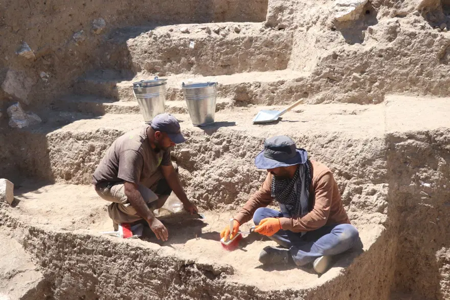Niğde'deki höyük kazısında Pers dönemine ait alçı surlar bulundu 6 Niğde'deki höyük kazısında Pers dönemine ait alçı surlar bulundu 6