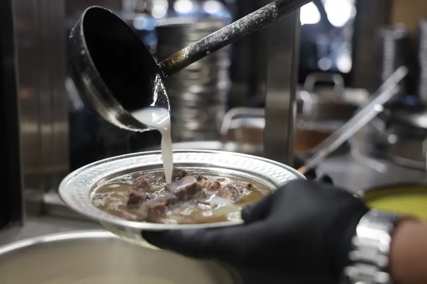 5 saat pişirilerek hazırlanıyor: "Kendi suyundan yapılmıyorsa içmeye gerek yok" 