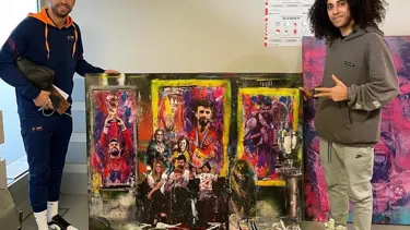 Ressam Ersan Kay, Pique ve Daniel Alves'e resimlerini hediye etti