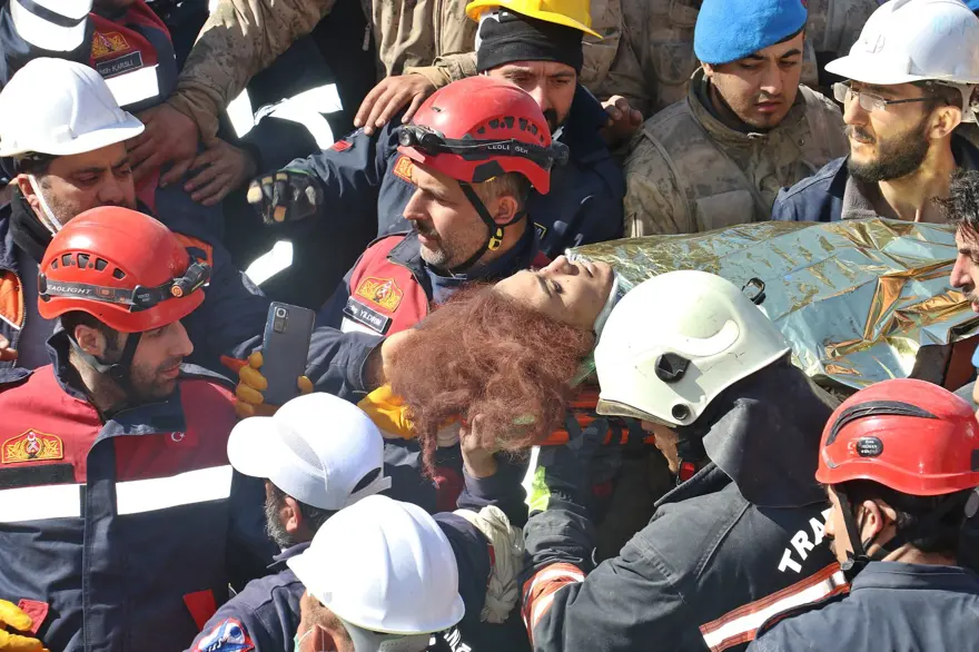 Deprem bölgesinden mucize kurtuluşlar 73