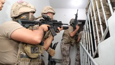 Mersin'de fuhuş operasyonu: 19 tutuklama