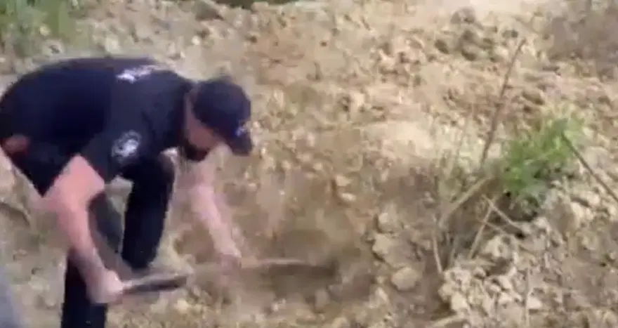 DÖRT GÜN TOPRAK ALTINDA KALDI DÖRT GÜN TOPRAK ALTINDA KALDI