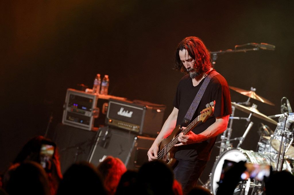 Keanu Reeves müzik grubuyla 20 yıl sonra sahneye döndü