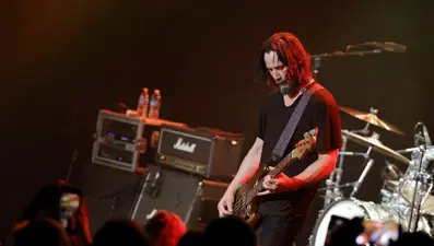 Keanu Reeves müzik grubuyla 20 yıl sonra sahneye döndü