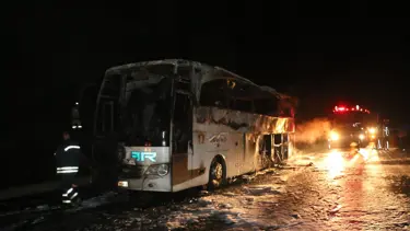 Adana'da seyir halindeki yolcu otobüsü alev topuna döndü
