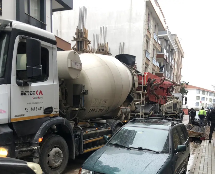 Beton mikseri evin duvarını deldi 