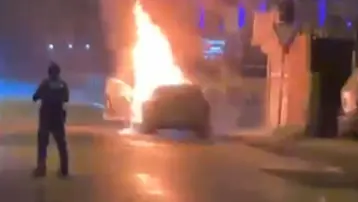 Düzce&#x27;de park halindeki otomobil yandı