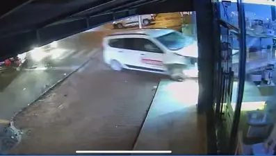 Zonguldak'ta kaza yapan araç beyaz eşya dükkanına girdi