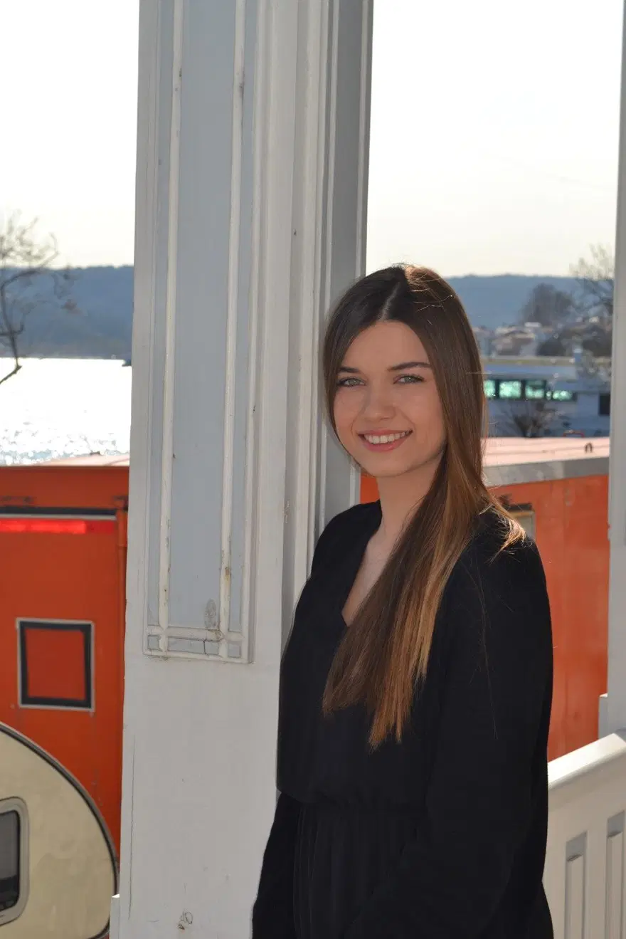 Afra Saraçoğlu: Maddi sıkıntı beni erken olgunlaştırdı 4 Afra Saraçoğlu: Maddi sıkıntı beni erken olgunlaştırdı 4
