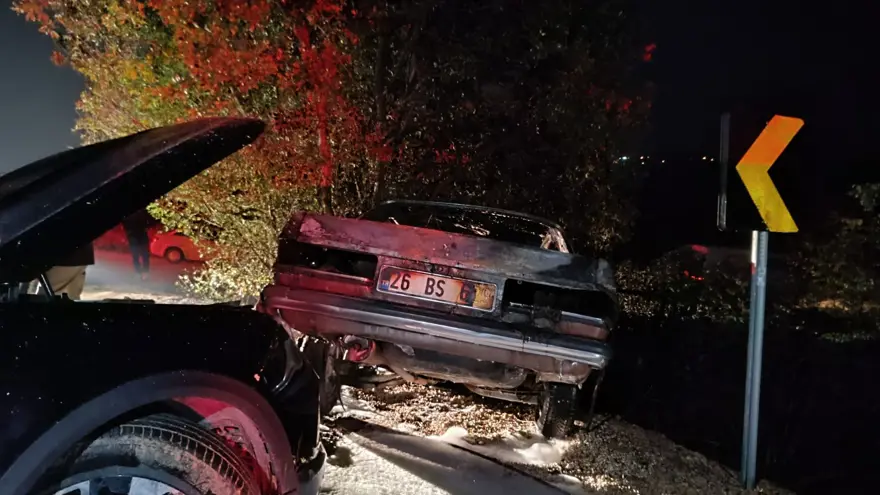 Bursa'da ciple kafa kafaya çarpışan otomobil alev aldı 3