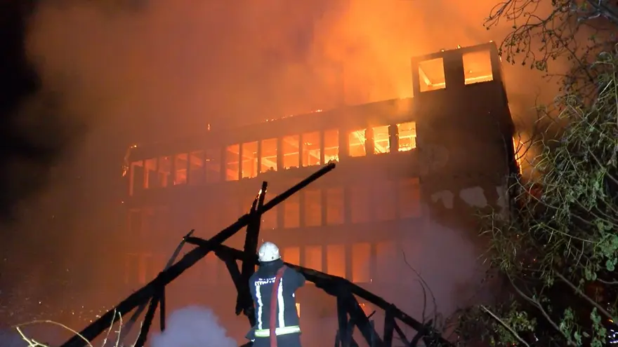 Bursa'da tarihi fabrikada korkutan yangın 6 Bursa'da tarihi fabrikada korkutan yangın 6